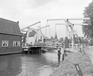880834 Gezicht op de dubbele ophaalbrug over de Vecht te Breukelen.